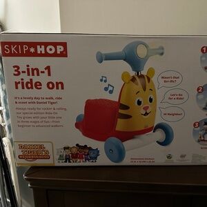 Skip hop Daniel tiger kids ride along
